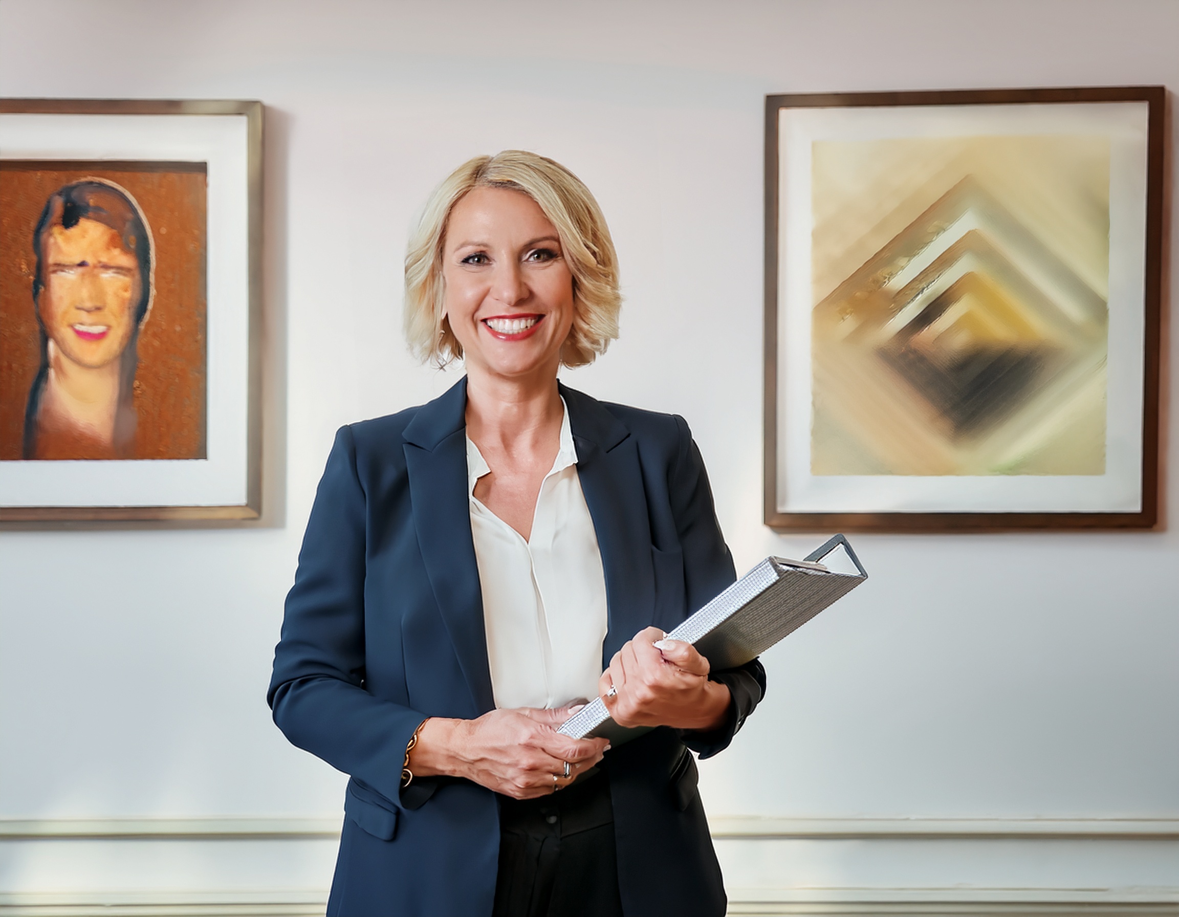 Portrait von Laura Fischer, einer sachkundigen und strategischen Frau.