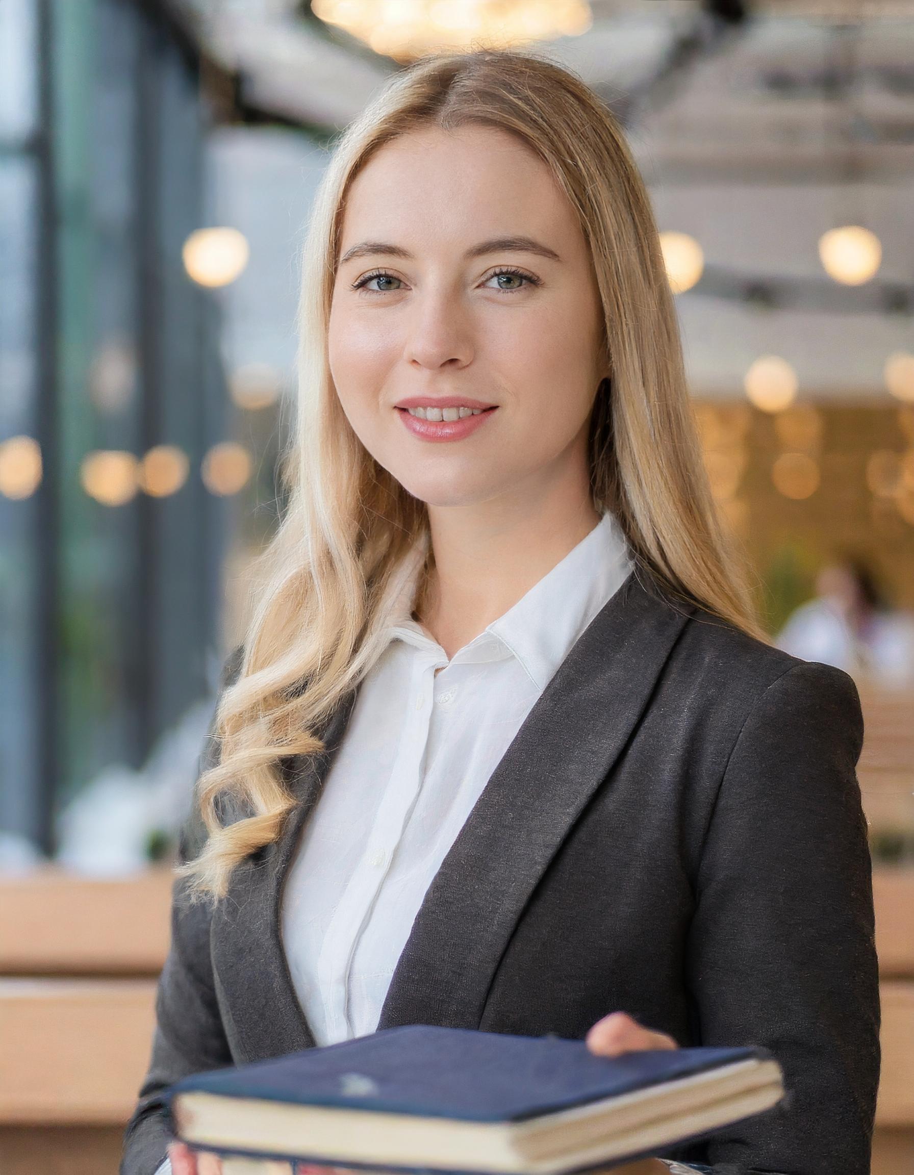 Portrait von Sophia Müller, einer freundlichen und professionellen Frau.